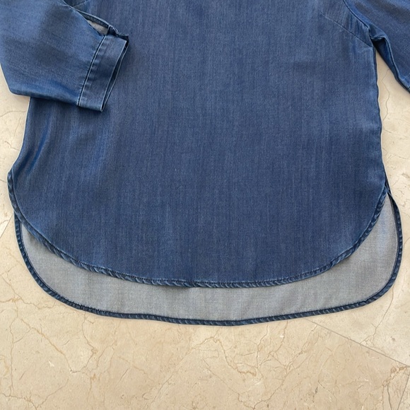 BWT NYDJ BLUE CHAMBRAY COLD SHOULDER TOP - Picture 3 of 6